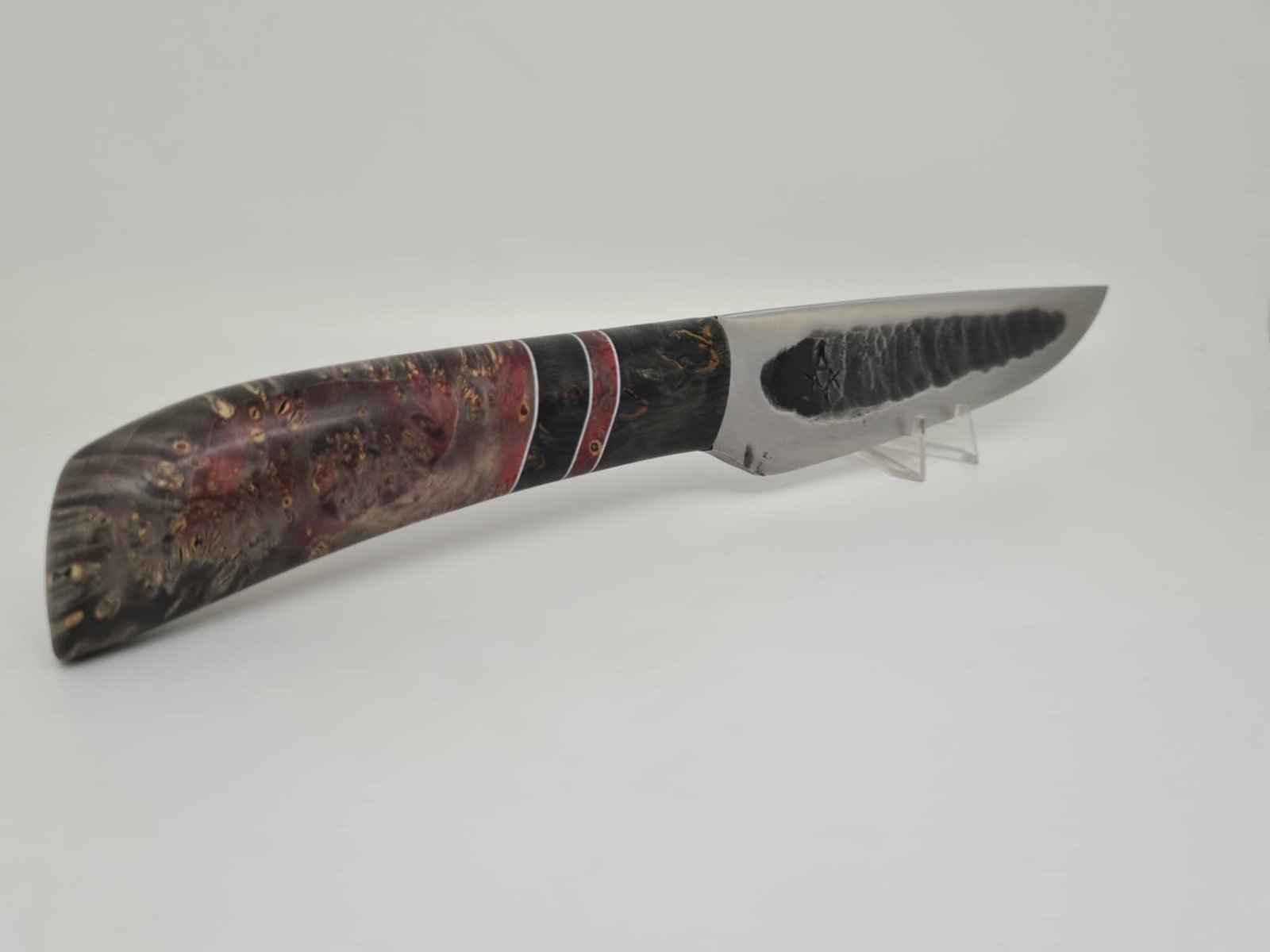 Yakut — texture sombre de la lame forgée